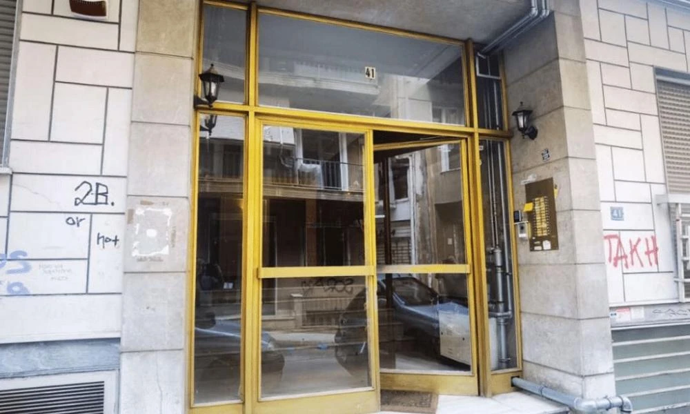 Σοκαρισμένοι οι γείτονες του ζευγαριού στα Εξάρχεια - «Ο κ. Απόστολος είναι ο καλύτερος άνθρωπος, την αγαπούσε»